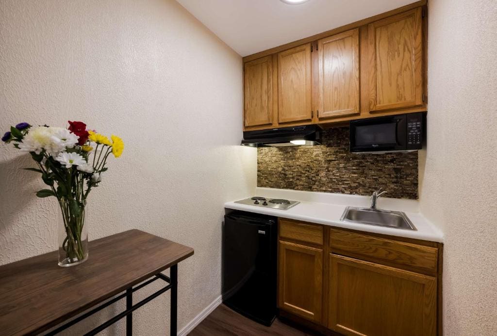 Queen Room with Kitchenette room - Image 3