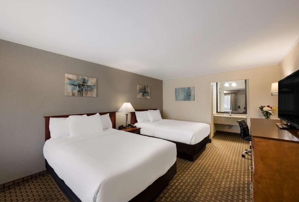 Double Room with Two Double Beds room - Image 2