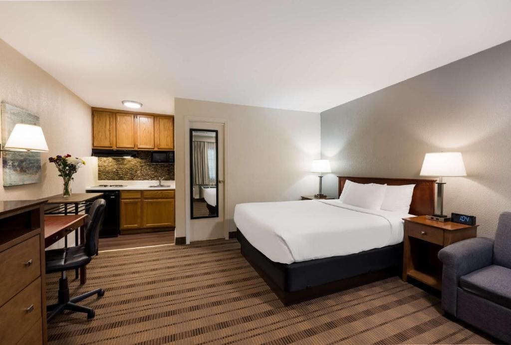 Queen Room with Kitchenette room - Image 2