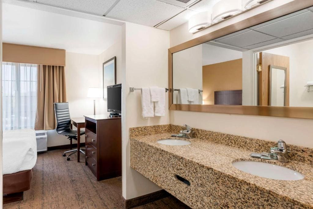 Queen Suite - Non-Smoking room - Image 2