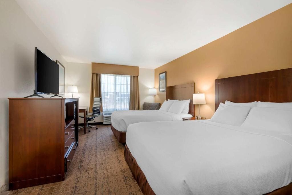 Queen Room with Two Queen Beds - Non-Smoking room - Image 1