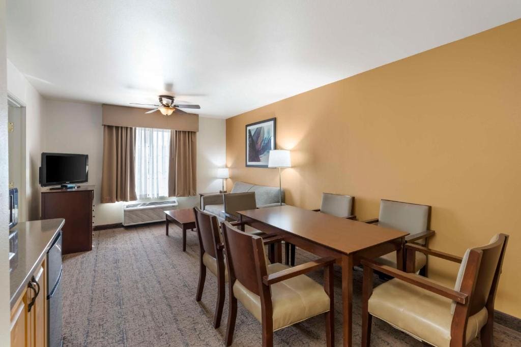 Deluxe King Suite - Non-Smoking room - Image 3