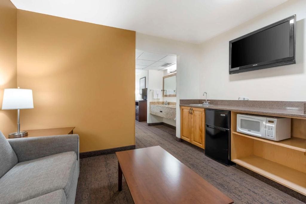 Queen Suite - Non-Smoking room - Image 1