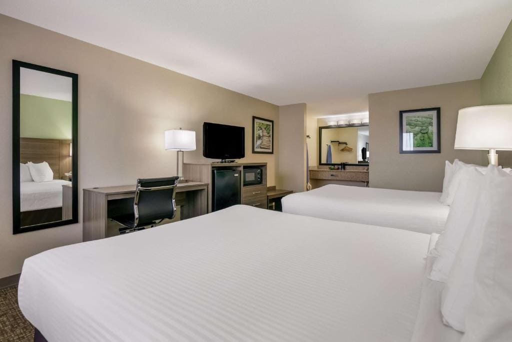 Queen Room with Two Queen Beds - Non-Smoking room - Image 1
