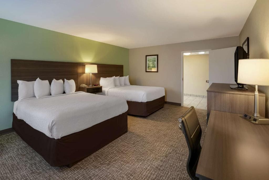 Queen Room with Two Queen Beds - Disability Access/Bath Tub room - Image 1