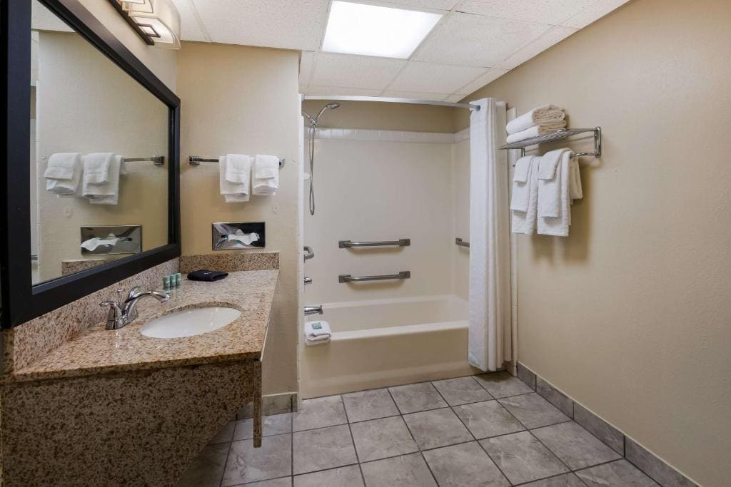 Queen Room with Two Queen Beds - Disability Access/Bath Tub room - Image 2