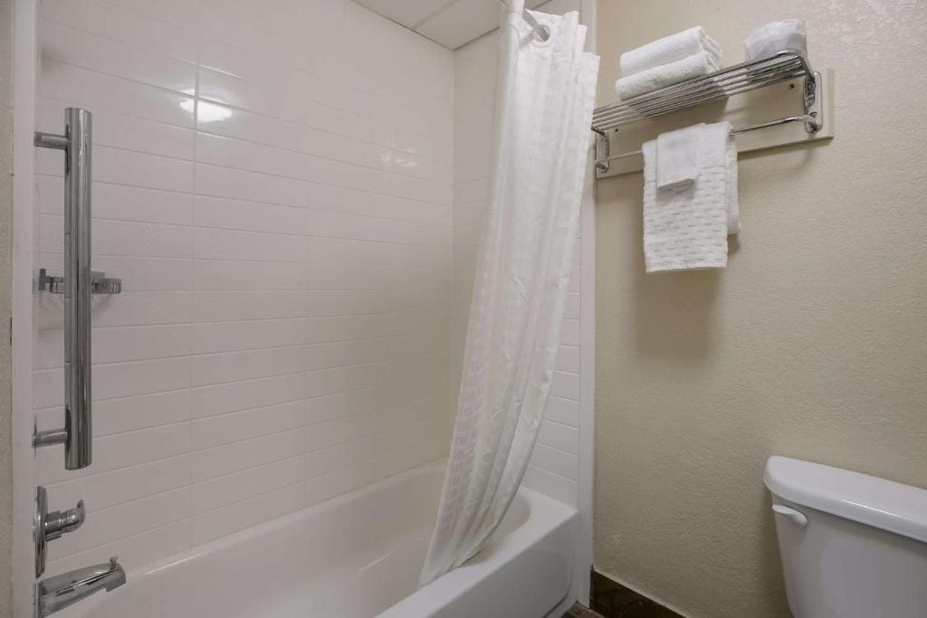 Queen Room with Two Queen Beds - Non-Smoking room - Image 2