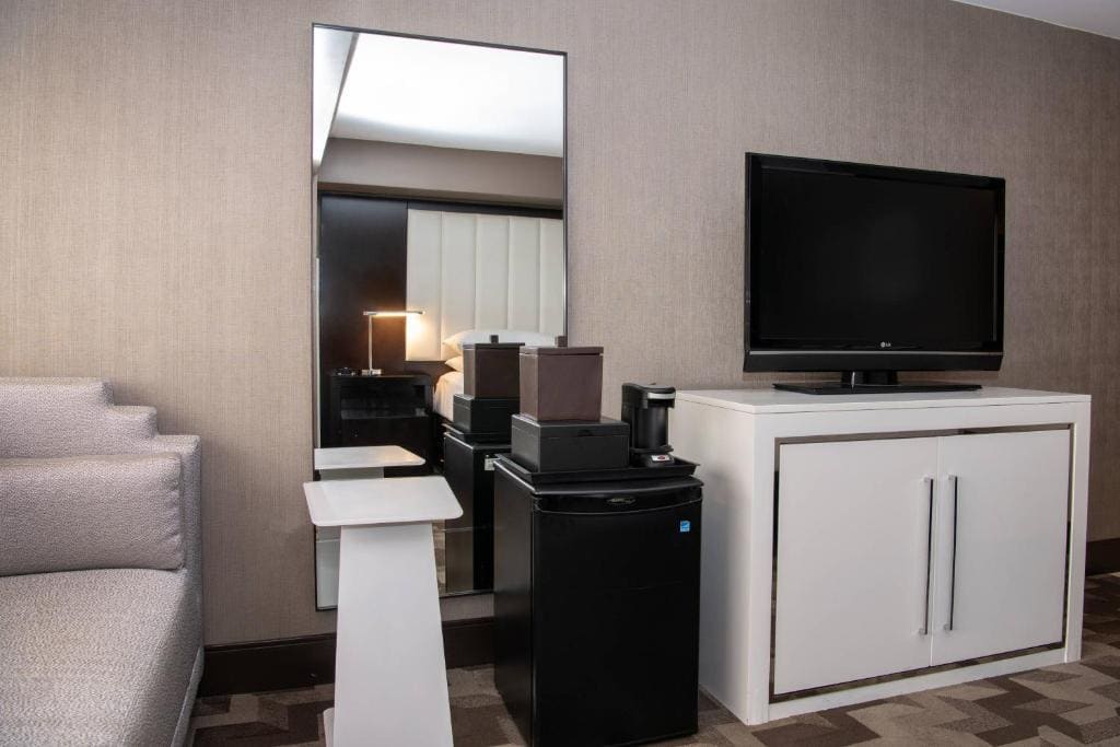 King Room with Adapted Tub - Mobility and Hearing Accessible room - Image 3