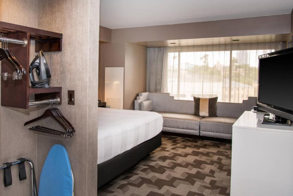 King Room with Adapted Tub - Mobility and Hearing Accessible room - Image 1