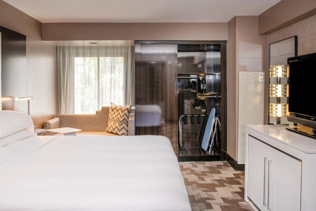 King Room with Adapted Tub - Mobility and Hearing Accessible room - Image 2