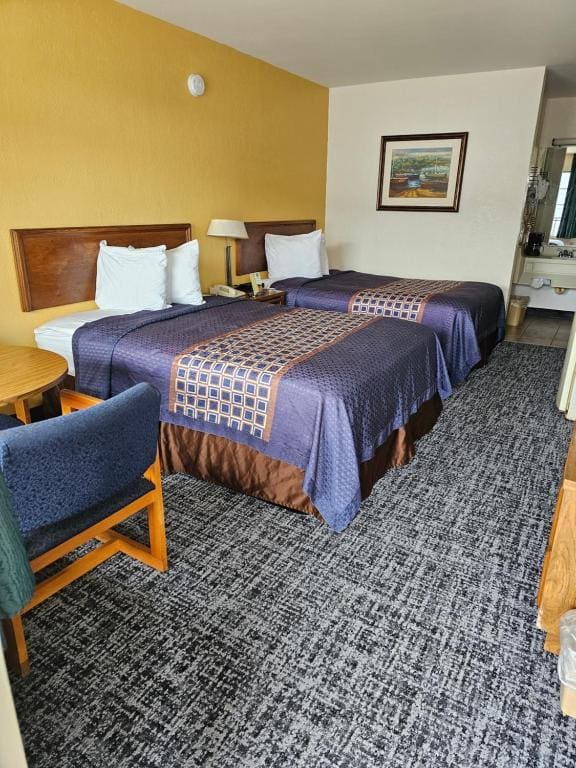 Standard Room with Two Double Beds - Non-Smoking room - Image 3