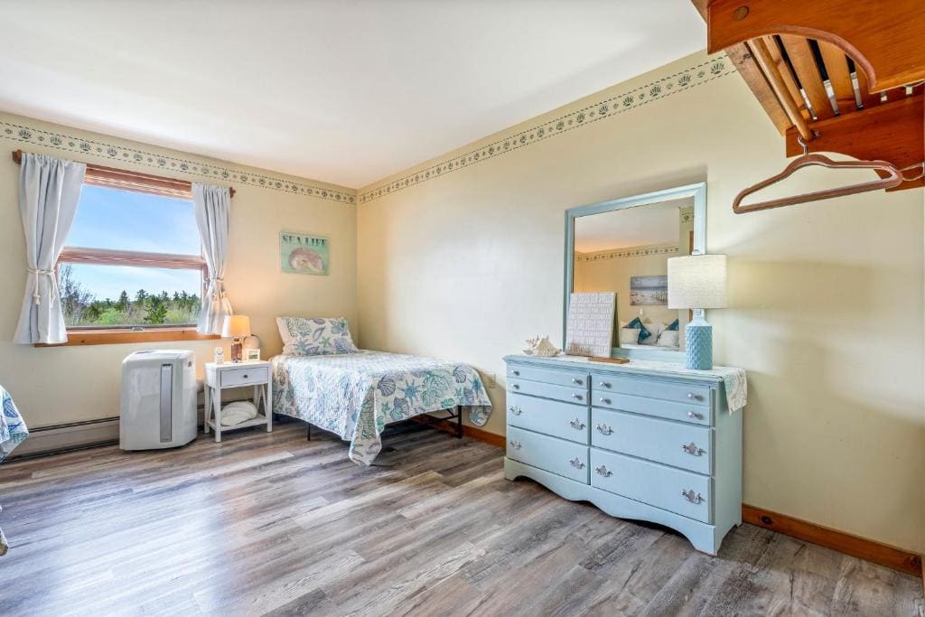 Single Room with Private Bathroom room - Image 2