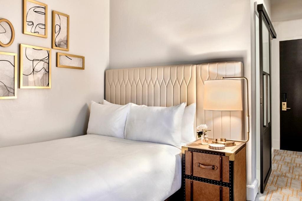 Parkers Petite Single Room 1 Double Bed room - Image 1