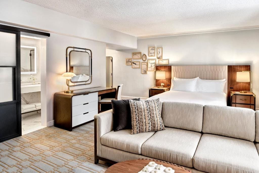 Executive Room - 1 King Bed room - Image 3
