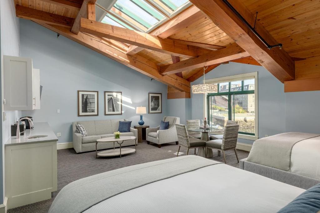 Deluxe Queen Room with Two Queen Beds and Pull Out Sofa room - Image 2