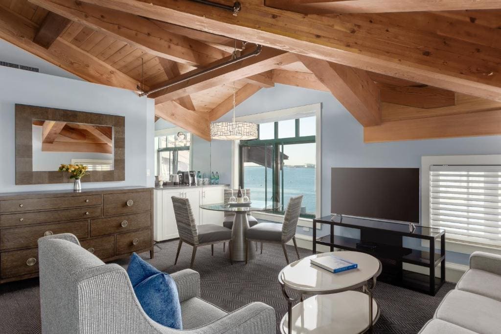 Corner King Room with Harbour View room - Image 2