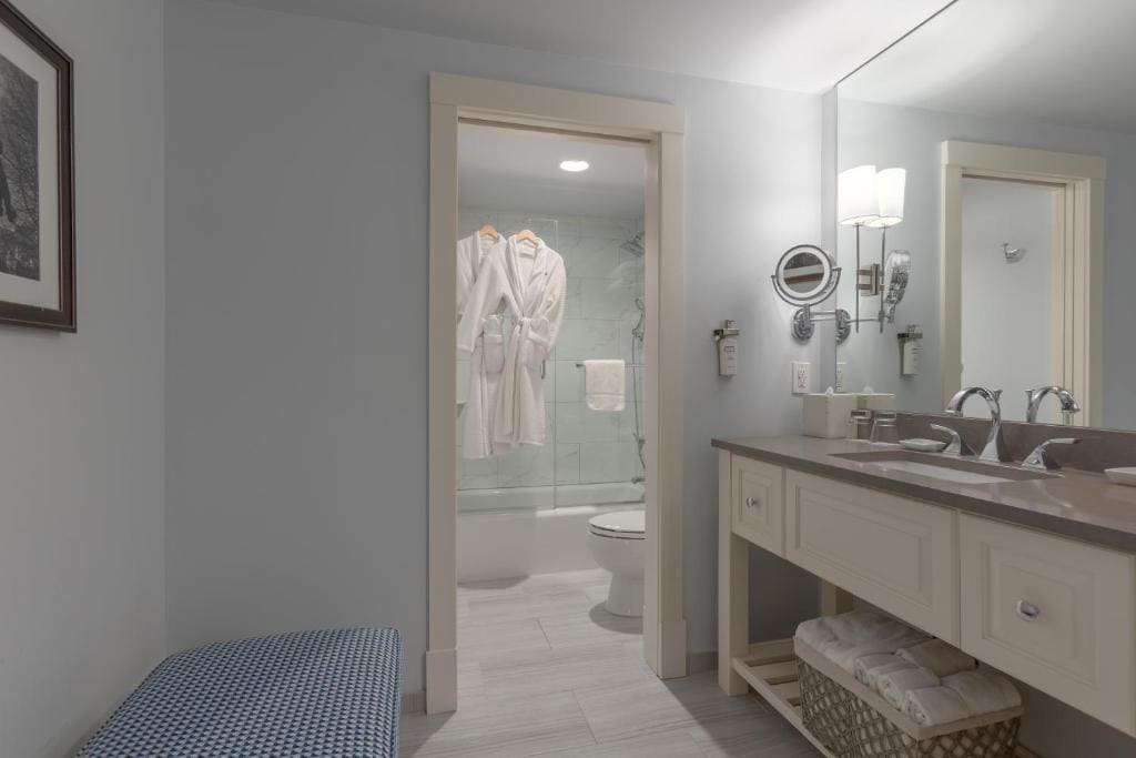 Corner King Room with Harbour View room - Image 3