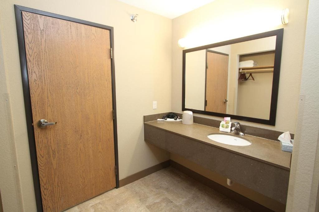 King Suite with Spa Bath room - Image 2