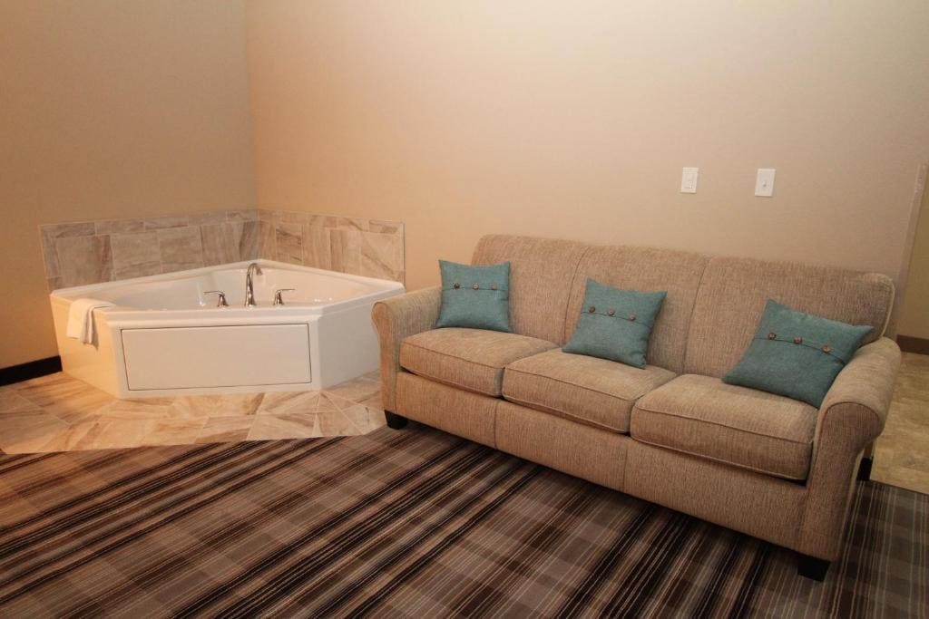 King Suite with Spa Bath room - Image 3