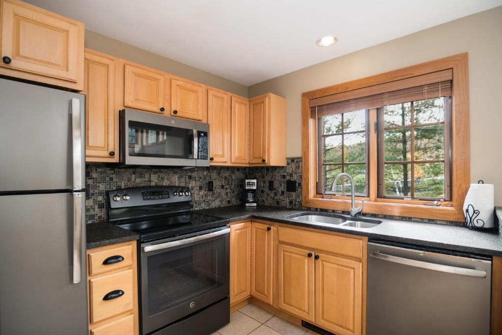 Disciple's Ridge Two Bedroom with Loft Slopeside Condominium room - Image 3