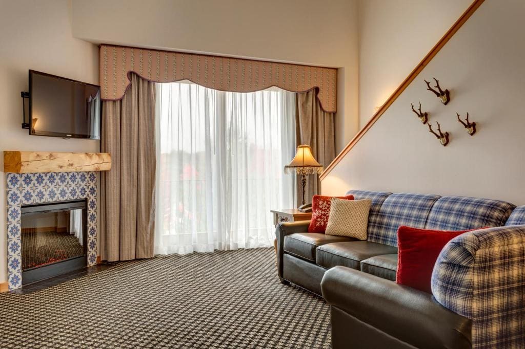 Mountain Grand Lodge One Bedroom King Suite room - Image 2