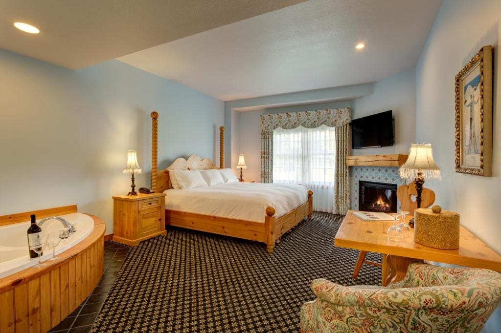 Mountain Grand Lodge One King Hotel Room room - Image 1