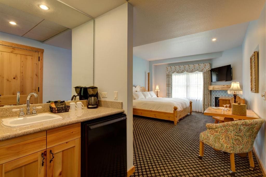 Mountain Grand Lodge One King Hotel Room room - Image 2