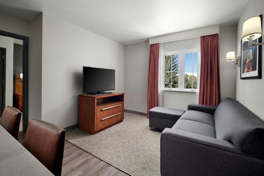 One-Bedroom Suite room - Image 2