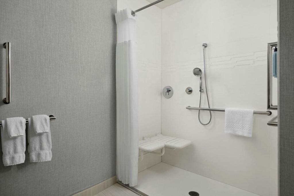 One-Bedroom Suite room - Image 3
