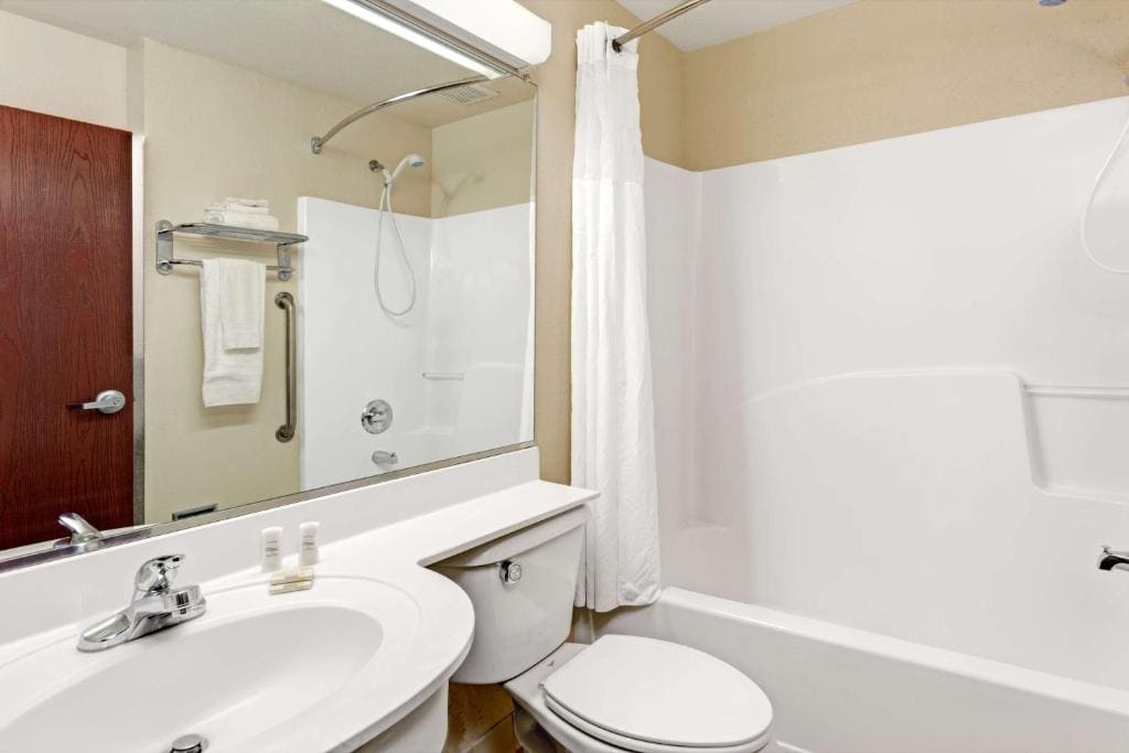 Queen Room with Two Queen Beds - Non-Smoking room - Image 2