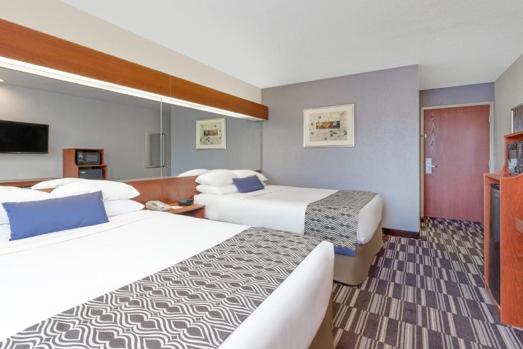 Queen Room with Two Queen Beds - Non-Smoking room - Image 1