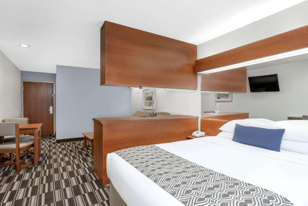 Queen Studio Suite - Non-Smoking room - Image 1