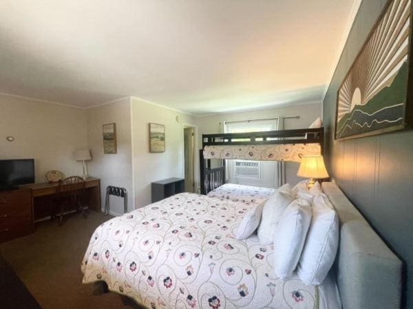 Classic Quadruple Room room - Image 1