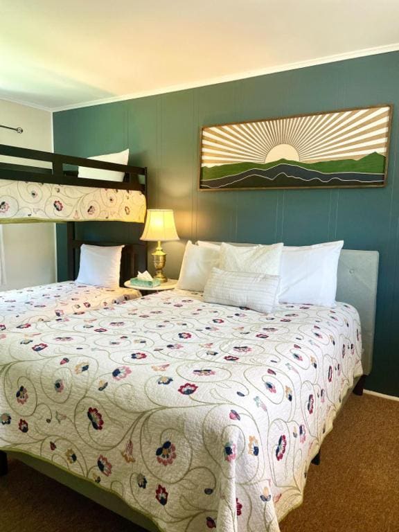 Classic Quadruple Room room - Image 2