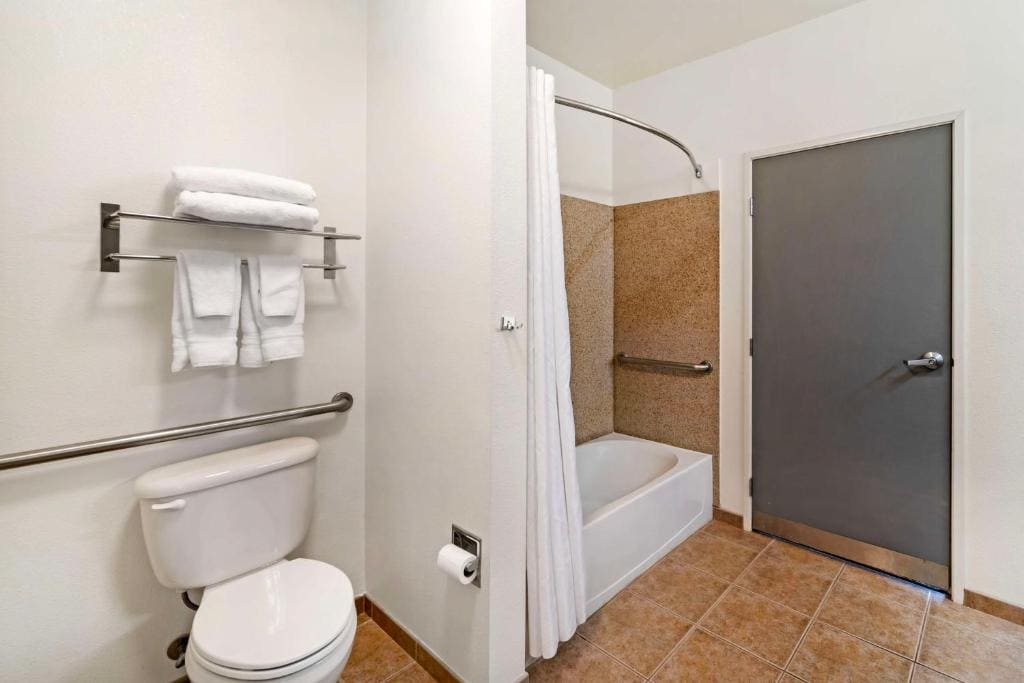 King Room with Bath Tub - Disability Access/Pet Friendly room - Image 3