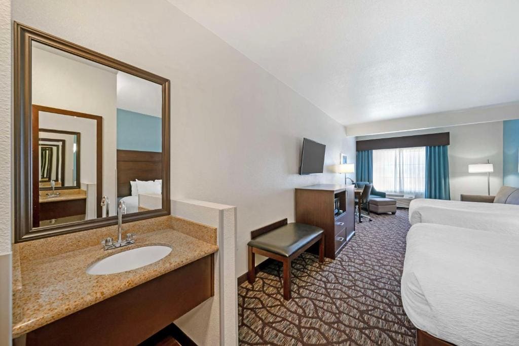 Queen Room with Two Queen Beds and Sofa Bed room - Image 2