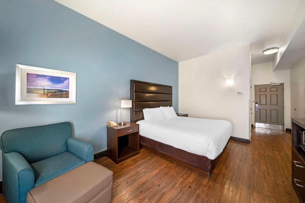 King Room with Bath Tub - Disability Access/Pet Friendly room - Image 2