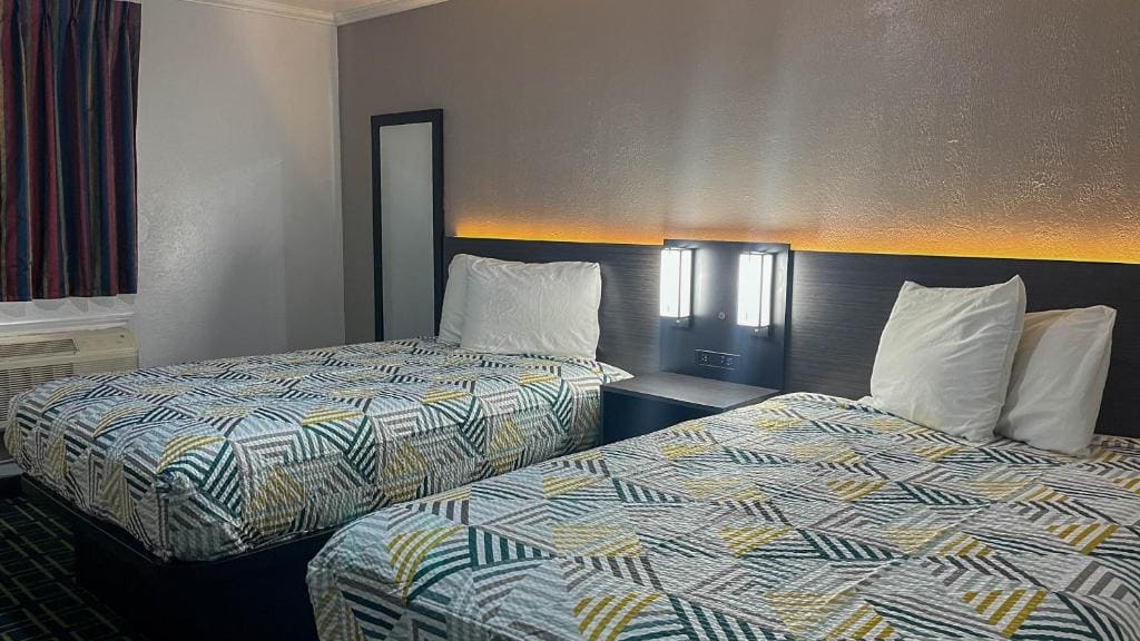 Standard Queen Room with Two Queen Beds room - Image 3