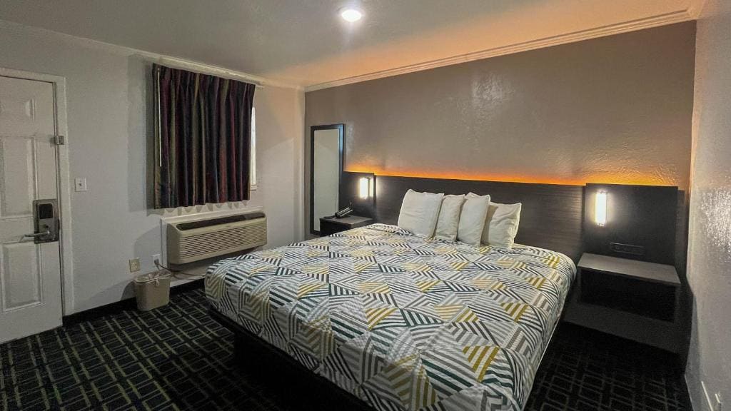 Standard Queen Room with Two Queen Beds room - Image 2