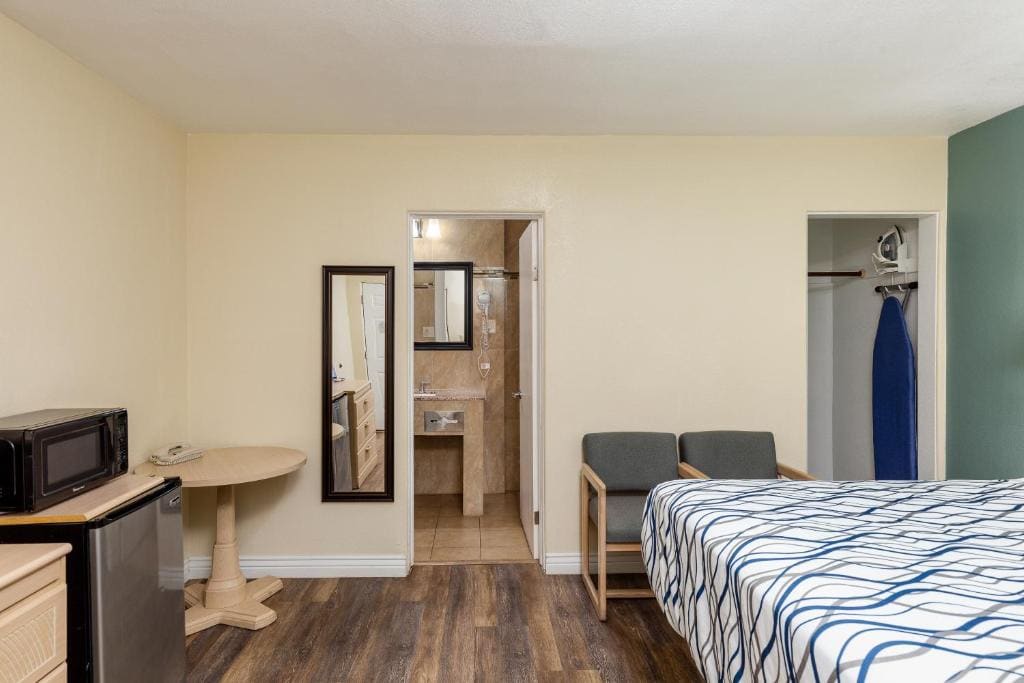 King Room - Non-Smoking room - Image 3