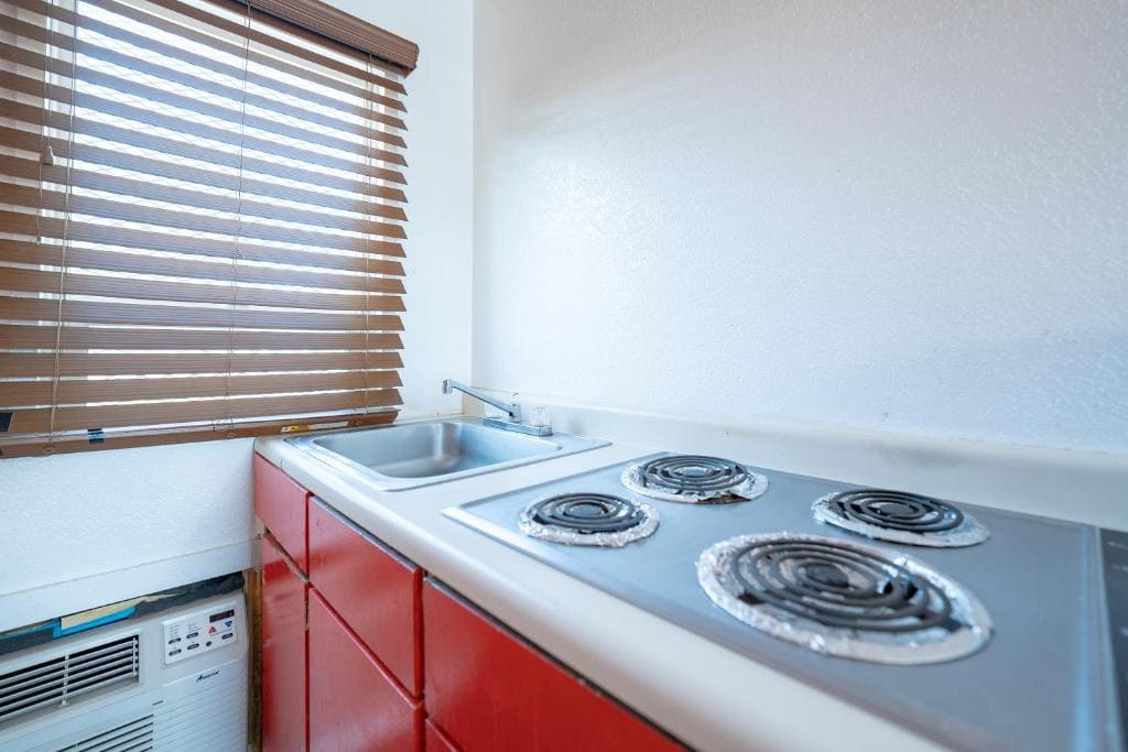 Premium Queen Bed with Kitchenette room - Image 1