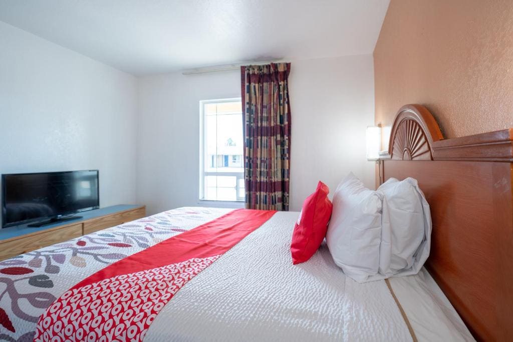 3 Queen Beds with Kitchenette room - Image 1