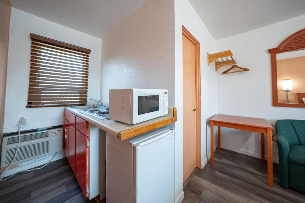 Premium Queen Bed with Kitchenette room - Image 2