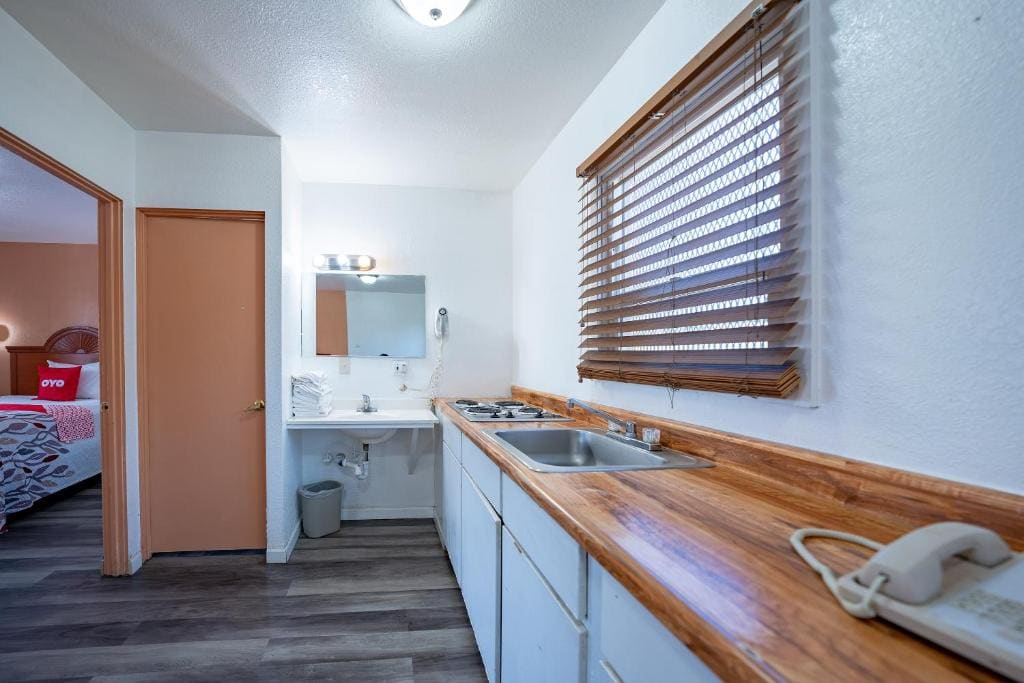 3 Queen Beds with Kitchenette room - Image 3