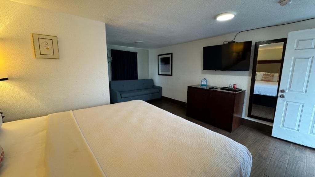 Deluxe King Room room - Image 3
