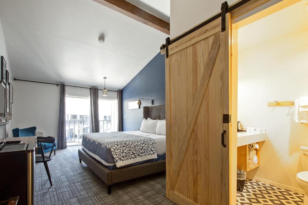 King Room with Balcony/Patio room - Image 2