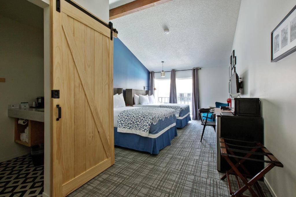 Double Queen Room with Balcony/Patio room - Image 3