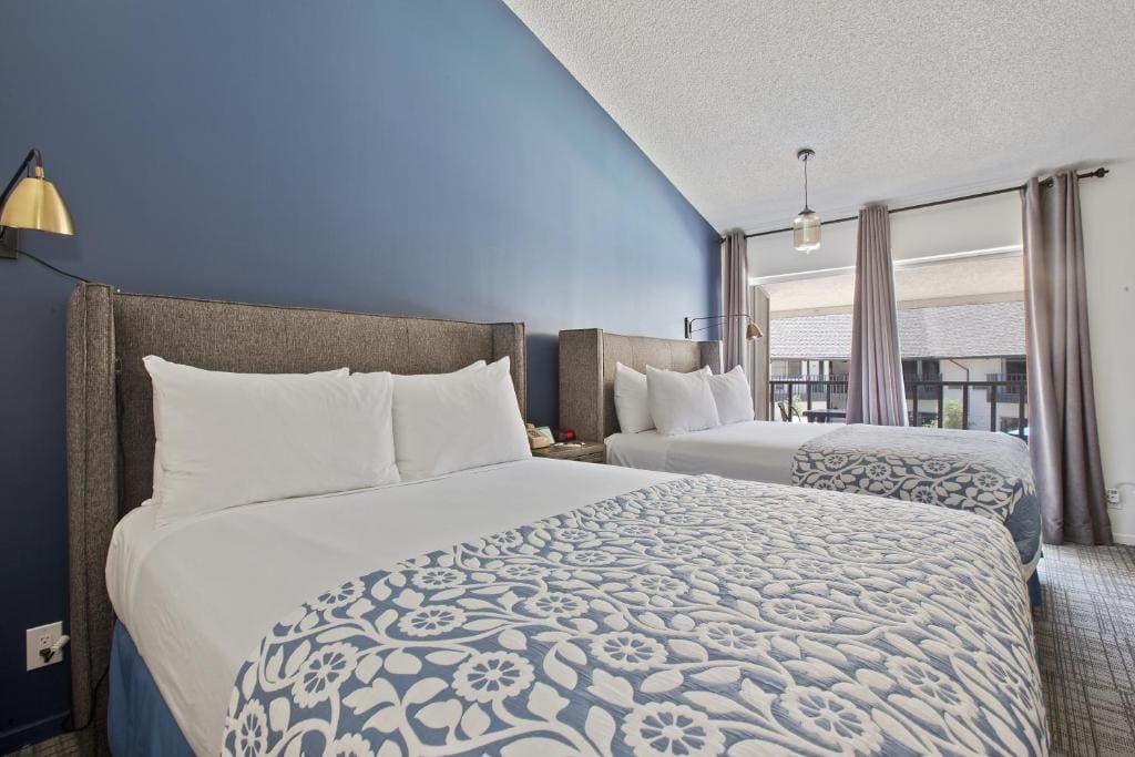 Double Queen Room with Balcony/Patio room - Image 1