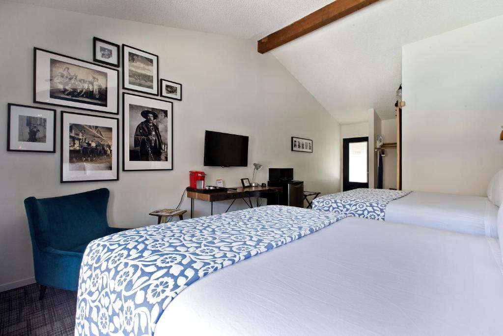 Double Queen Room with Balcony/Patio room - Image 2