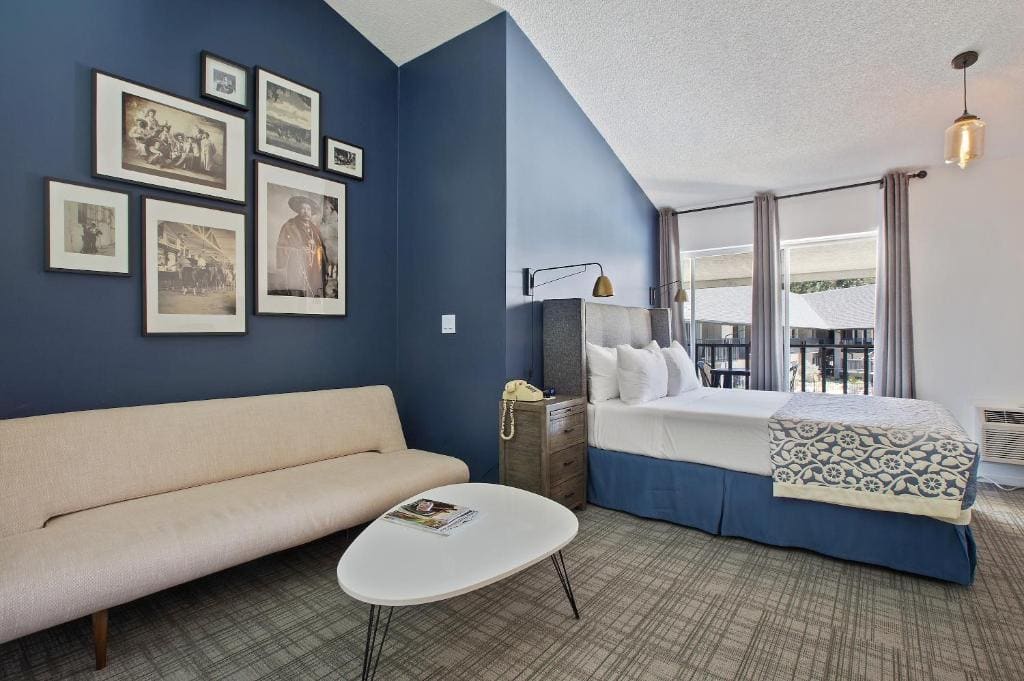 Single Queen Bed Balcony room - Image 1